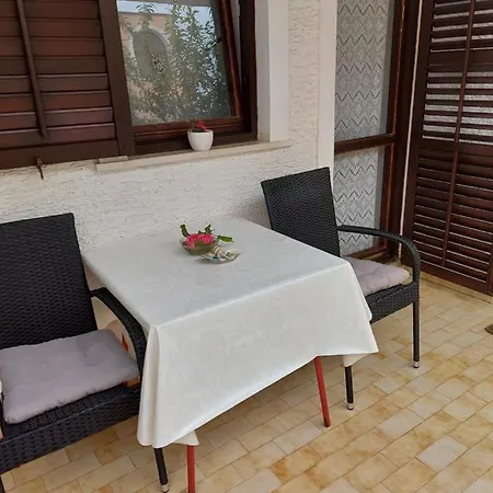 Hrastic Apartment *