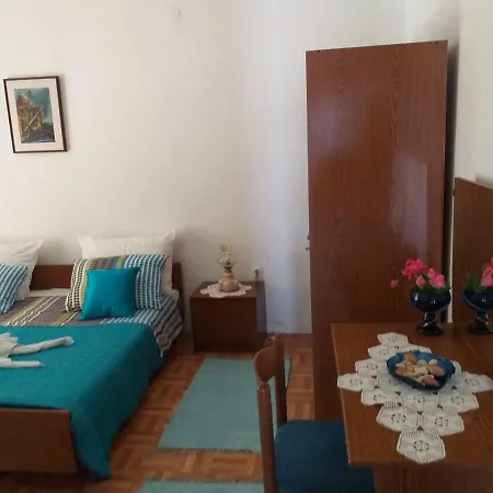 Hrastic Apartment *